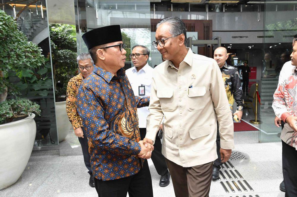 Mendes Yandri Susanto MoU bersama Menteri PU untuk selesaikan jalan rusak di desa. (dok. Kemendes PDT)