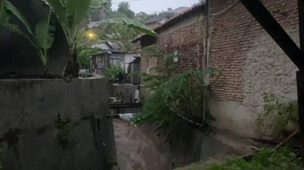 [BREAKING] Hujan Deras! Pedagang Bubur Bandar Lampung Hanyut Terbawa Arus