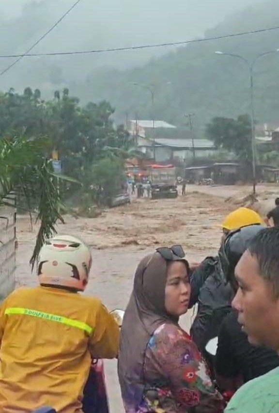 Kondisi banjir cukup parah di sekitaran persimpangan PJR Jalan Soekarno Hatta, Jumat (17/1/2025). (Tangkapan layar).