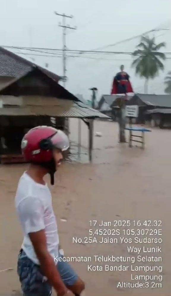 Hujan deras mengguyur Kota Bandar Lampung, Jumat (17/1/2025). (Tangkapan Layar).