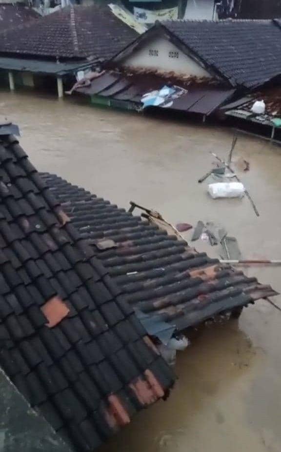 Hujan deras mengguyur Kota Bandar Lampung, Jumat (17/1/2025). (Tangkapan Layar).