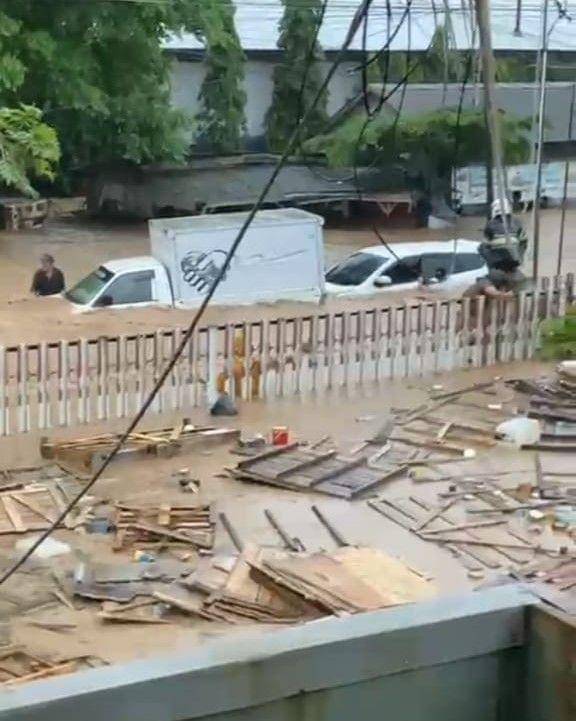 Hujan deras mengguyur Kota Bandar Lampung, Jumat (17/1/2025). (Tangkapan Layar).