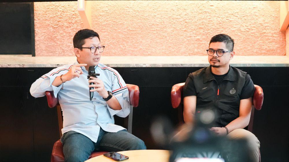 Direktur Persija, Mohamad Prapanca dan Manajer Persija, Bambang Pamungkas. (Dok. Persija)
