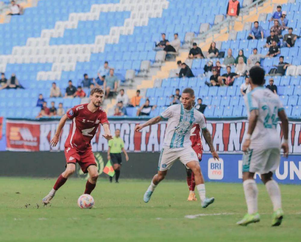PSM Makassar (jersey merah) ditahan imbang PSBS Biak pada pertandingan pekan ke-19 Liga 1, Sabtu (18/1/2025). (Dok. Instagram PSM Makassar)