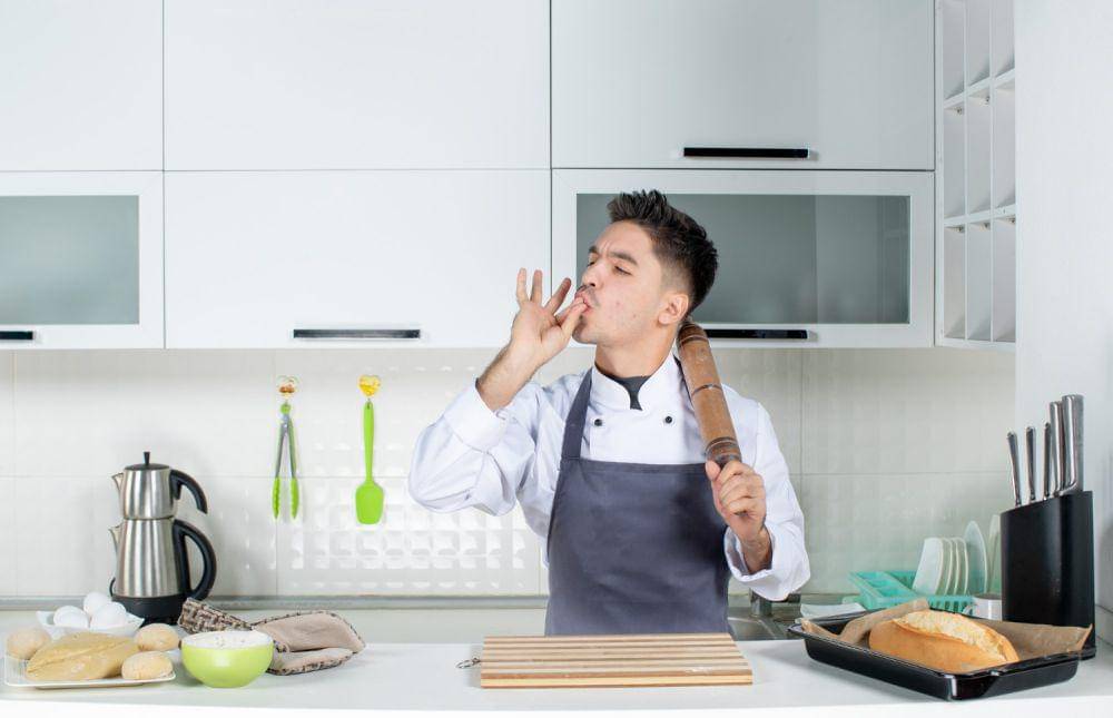 Ilustrasi pria mencicipi masakan (freepik.com/KamranAydinov)