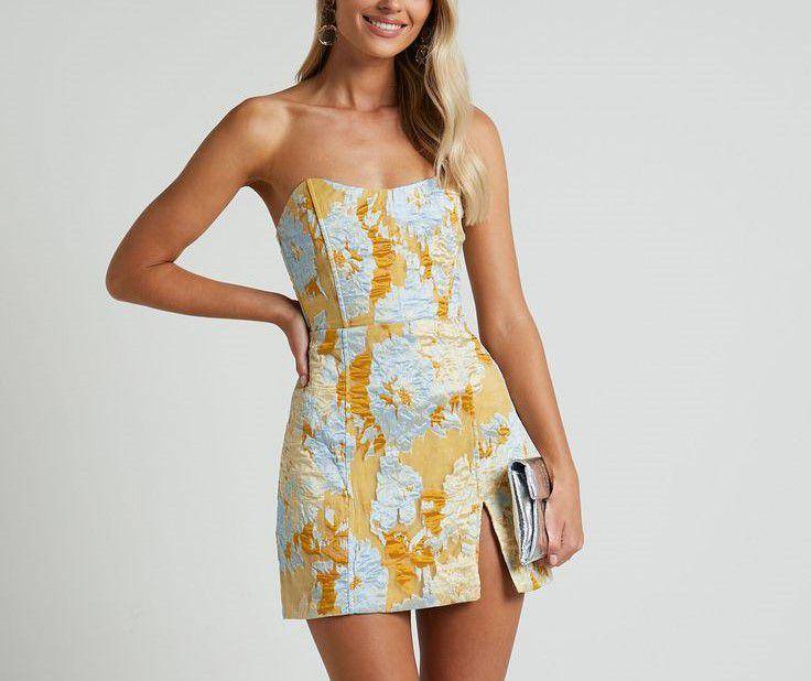 Ilustrasi strapless dress. (pinterest.com/SHOWPO)