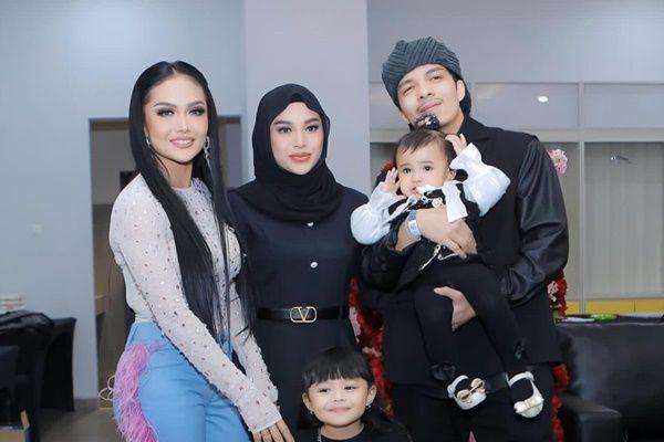 7 Potret Atta dan Aurel Nonton Konser Super Diva, Romantis