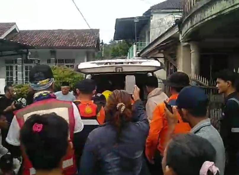 Korban Bakhtiar dievakuasi tim SAR Gabungan bersama warga Kota Bandar Lampung. (Dok. Basarnas Lampung).
