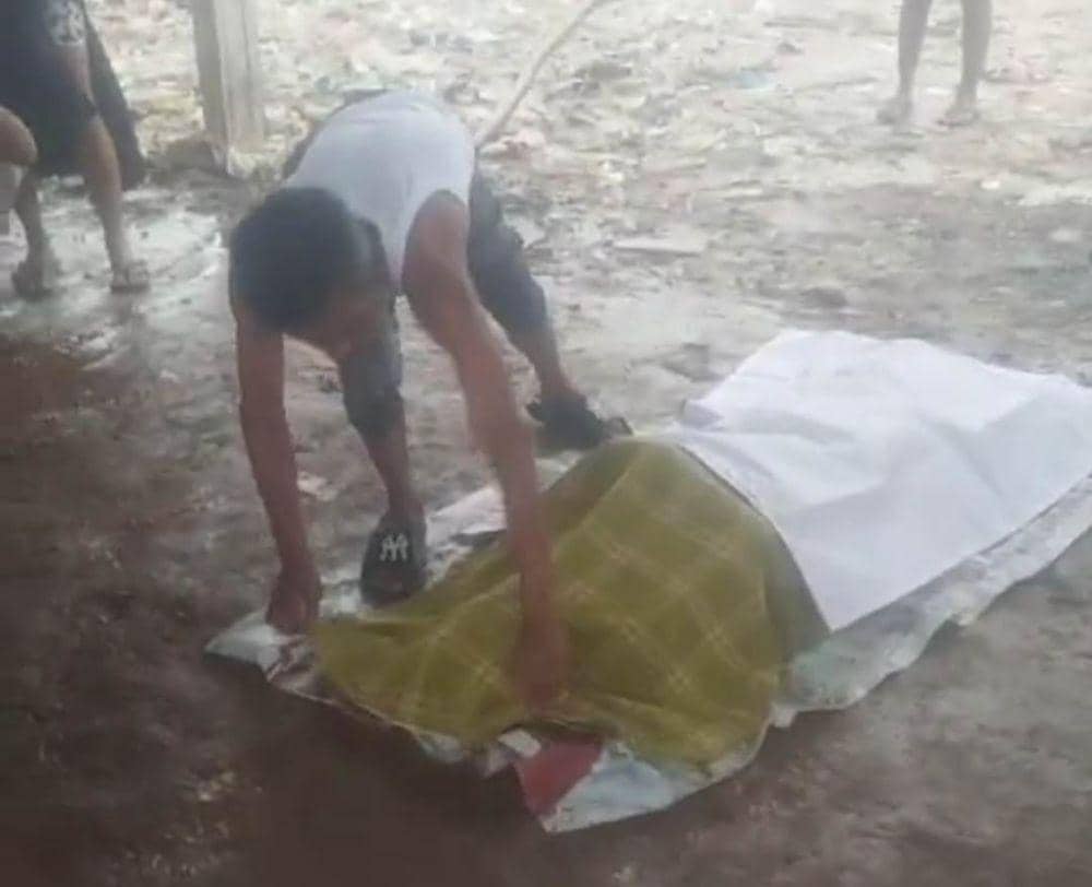 Korban Bakhtiar dievakuasi tim SAR Gabungan bersama warga Kota Bandar Lampung. (Dok. Basarnas Lampung).