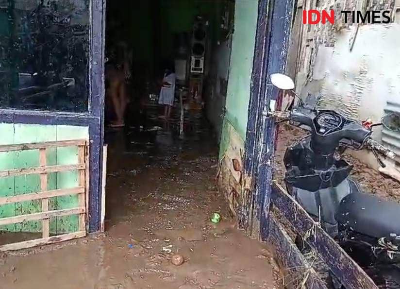 Warga menempati pemukiman di sekitar Bantaran Sungai Way Belau, Kuripan, Teluk Betung Selatan terdampak banjir. (IDN Times/Tama Yudha Wiguna).