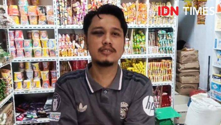 Misbarzi selaku penjual kedai kelontong yang dikeroyok komplotan anak muda (IDN Times/Eko Agus Herianto)
