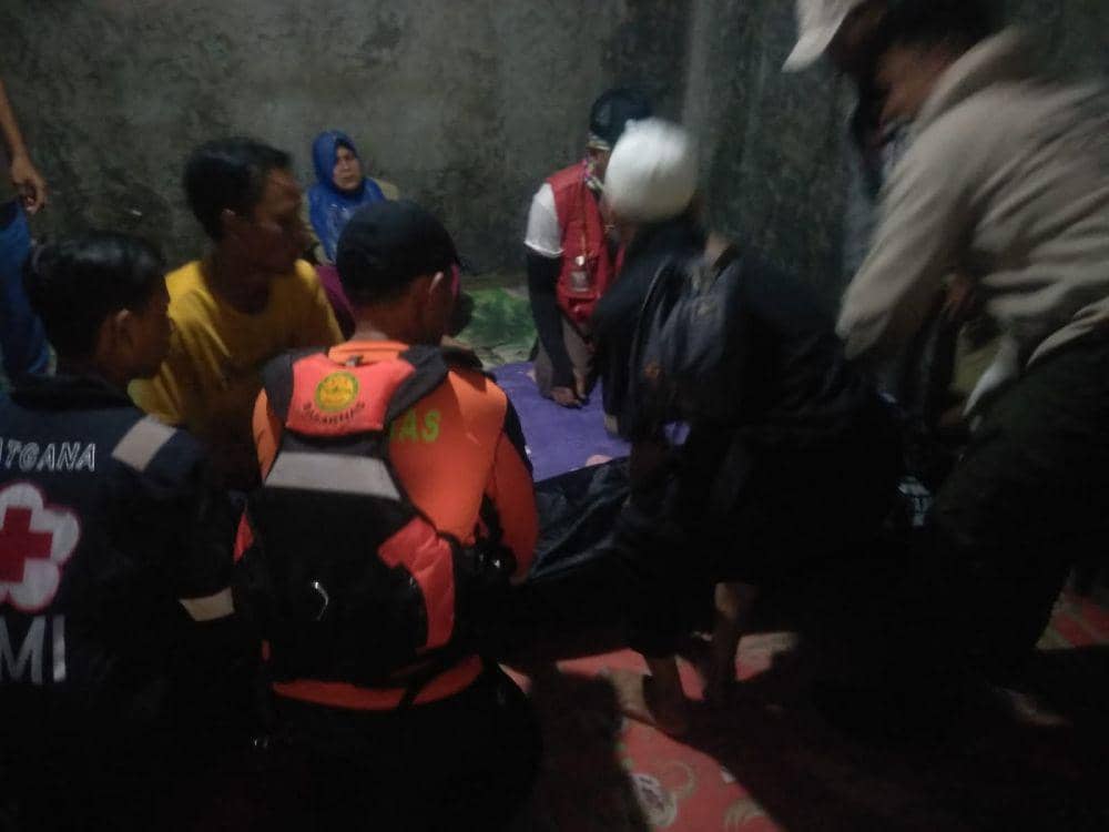 Korban Bakhtiar dievakuasi tim SAR Gabungan bersama warga Kota Bandar Lampung. (Dok. Basarnas Lampung).