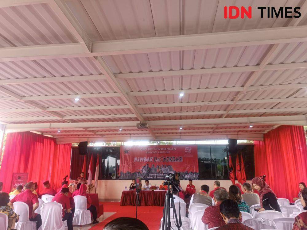 Kegiatan mimbar demokrasi HUT 52 PDI Perjuangan di kantor DPD PDIP Lampung. (IDN Times/Tama Yudha Wiguna).