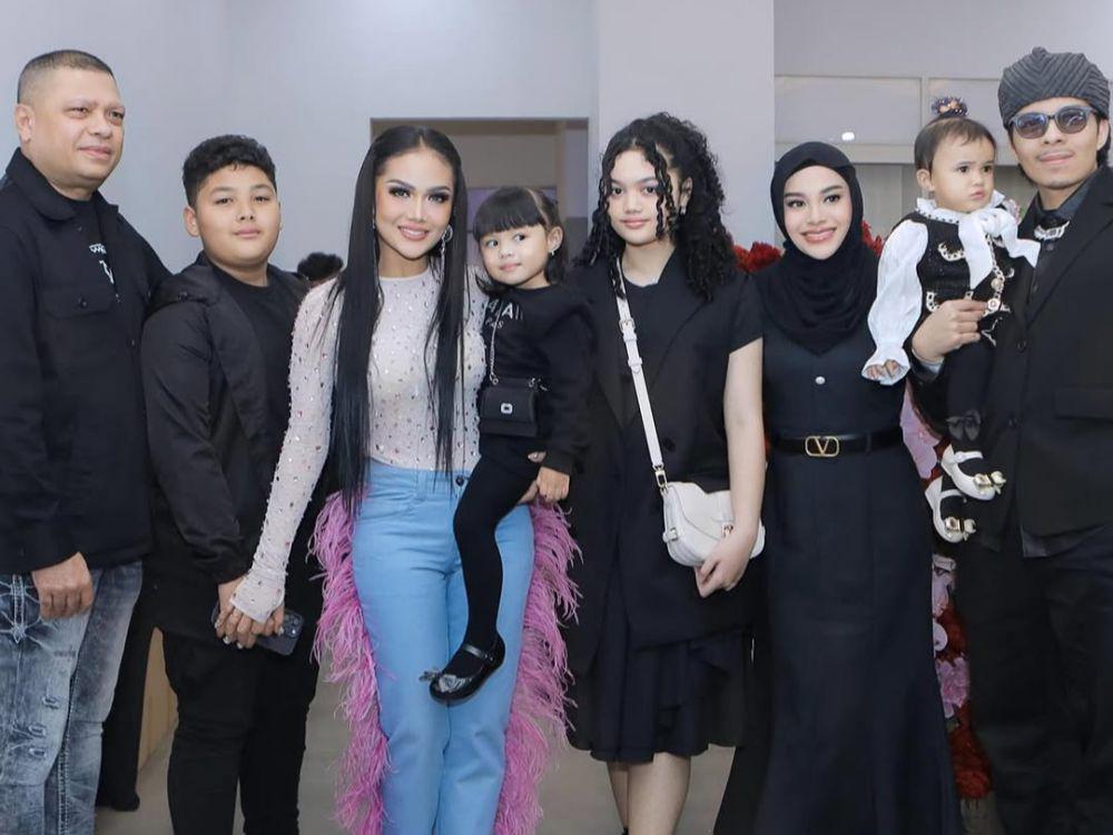 7 Potret Keluarga Kris Dayanti Hadir di Konser Super Diva