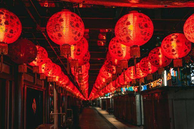 Dekorasi imlek mall 2025 (unsplash.com/jaydraws2019)