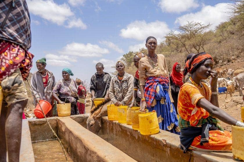 Warga mengantri bak air terisi di Hula Hula Springs, Marsabit County, Kenya. Mata air ini satu-satunya sumber air bagi seluruh komunitas di tengah kekeringan di Marsabit. Dok WHO/Billy Miaron