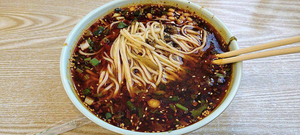 ilustrasi dan dan noodles (commons.wikimedia.org/Fumikas Sagisavas)