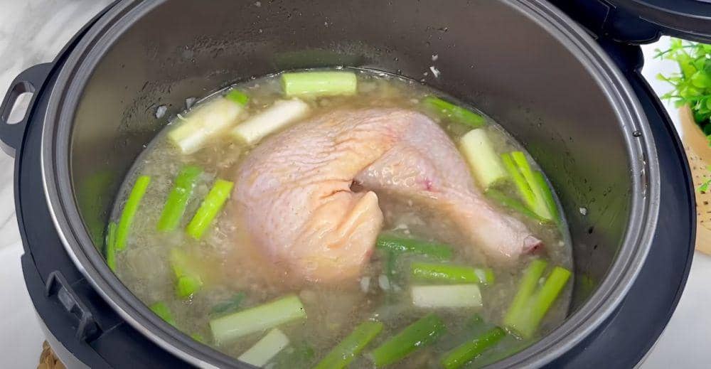 Resep Nasi Hainan Ayam Rice Cooker, Makanan Rumahan Premium | IDN Times