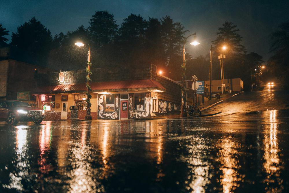 7 Playlist Cocok Didengerin Saat Hujan Turun, Suasana Makin Syahdu!
