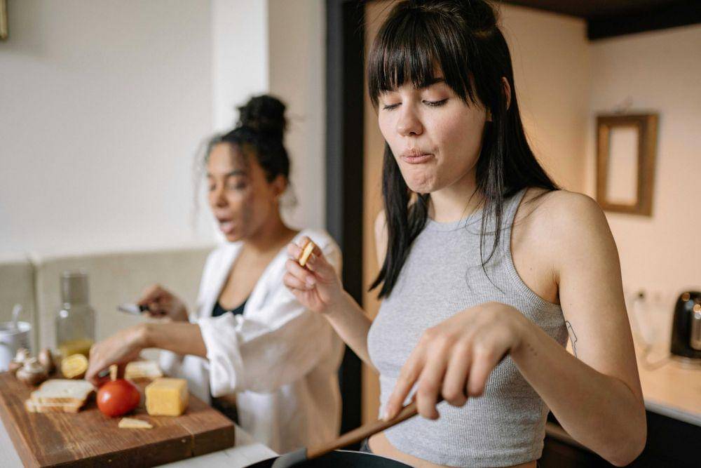 Ilustrasi wanita memasak dengan teman (pexels.com/Yan Krukau)