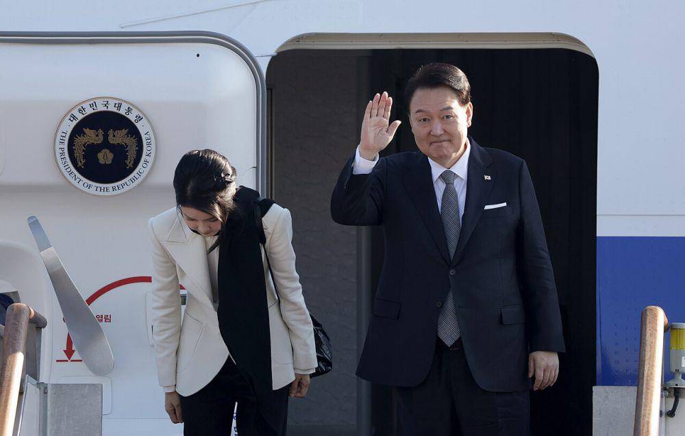 Presiden Korsel Yoon Suk Yeol (kanan) dan Ibu Negara Kim Keon Hee (kiri) pada November 2023. (Republic of Korea from Seoul, Republic of Korea, President Yoon Seoul Airport 04 (53343425031), CC BY-SA 2.0)