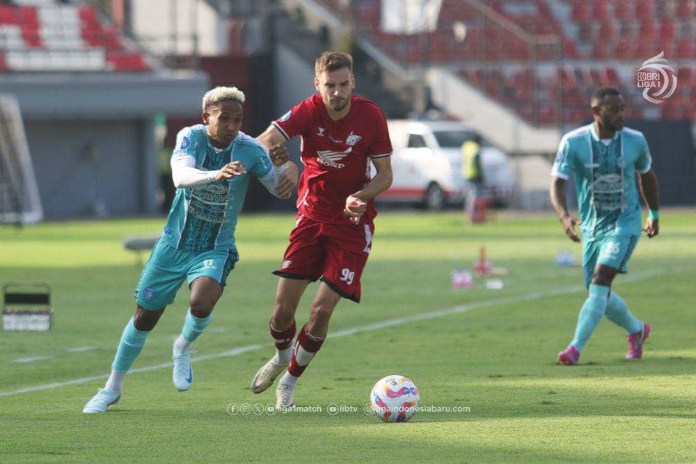 Salah satu momen laga pekan kedua BRI Liga 1 2024/25 antara PSBS Biak versus PSM Makassar pada 16 Agustus 2024. (Dok. PT Liga Indonesia Baru)