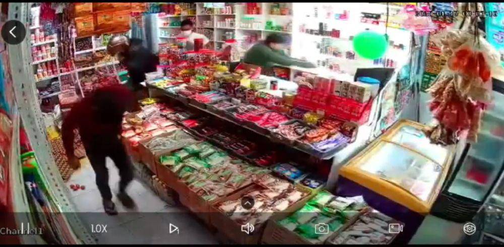 Komplotan anak muda juga mengeroyok penjual di kedai kelontong (dok.Istimewa)