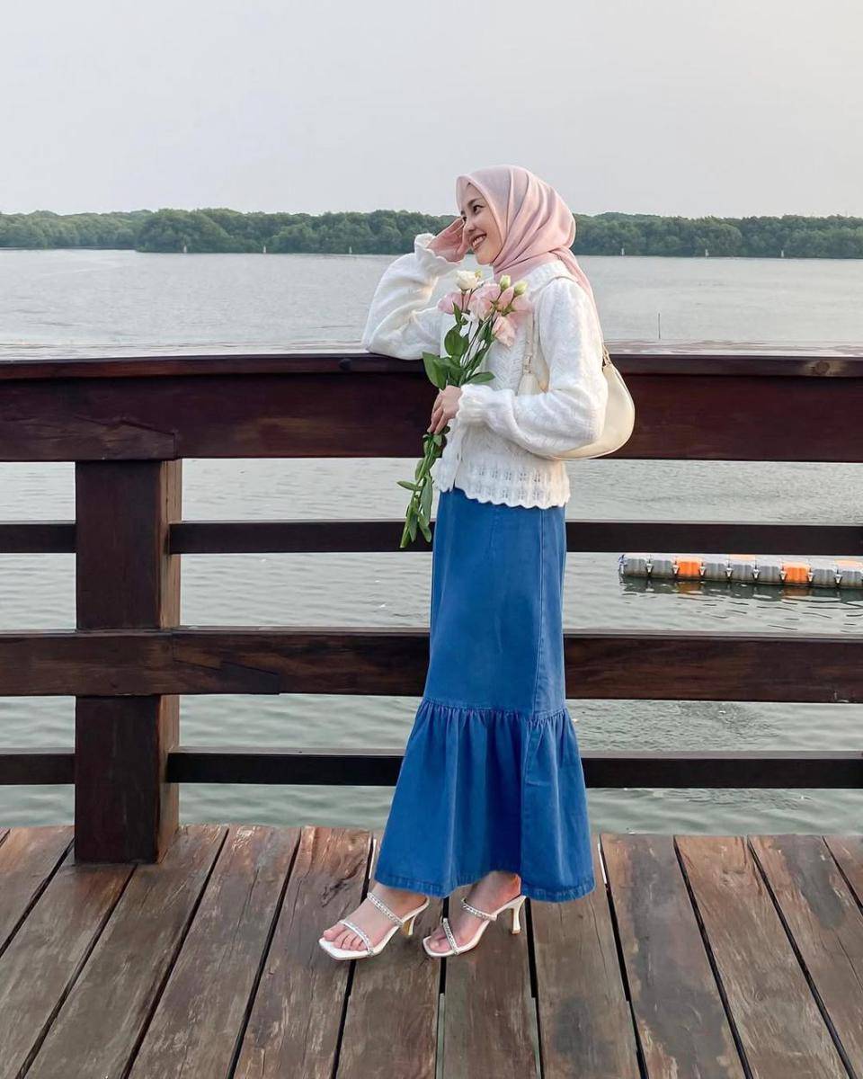inspirasi padu-padan outfit pergi ke pantai hijab ala influencer (instagram.com/aisni)