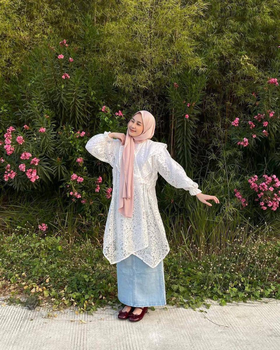 inspirasi outfit pergi ke pantai hijab ala influencer (instagram.com/aisni)