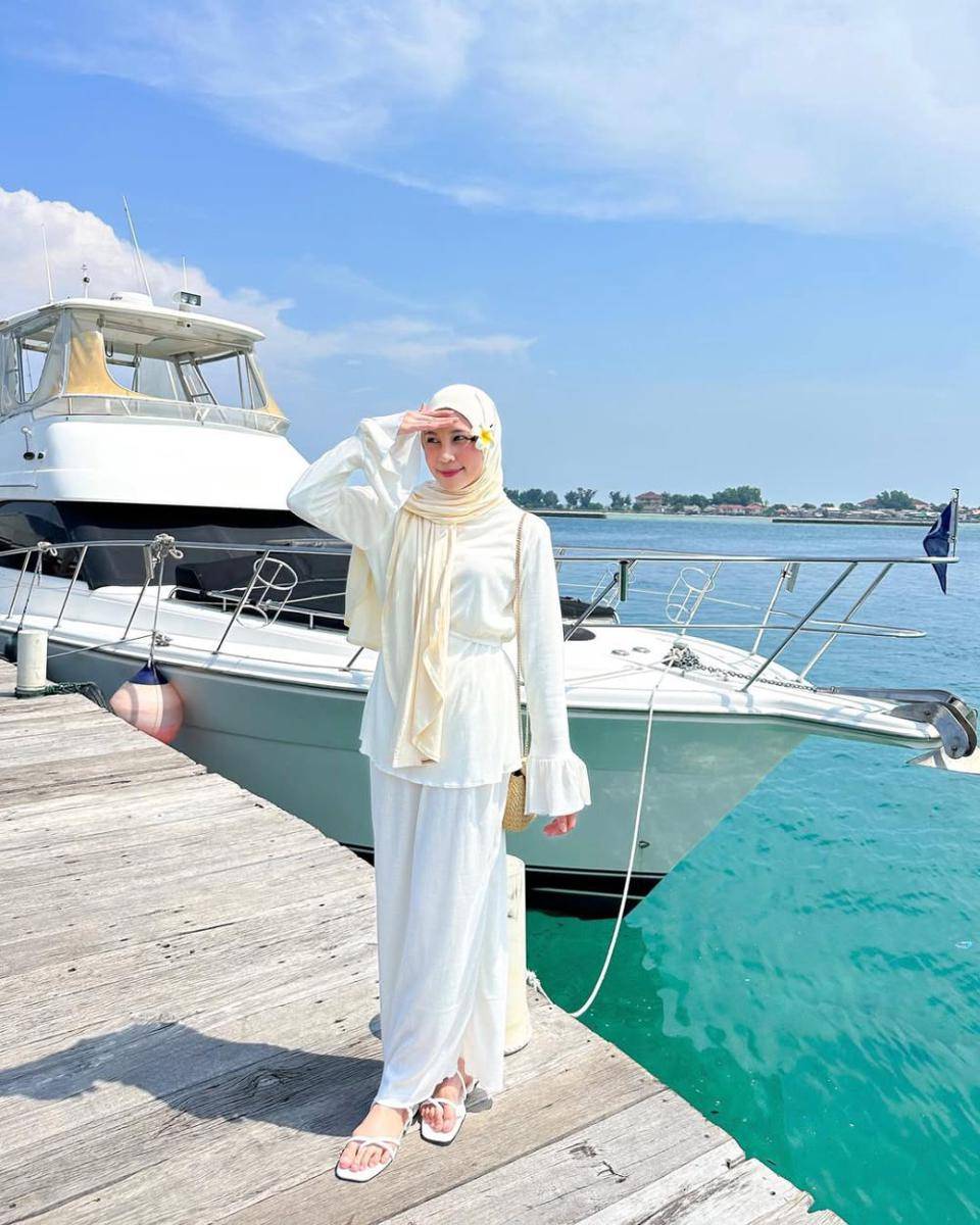 inspirasi padu-padan outfit pergi ke pantai hijab ala influencer (instagram.com/aisni)