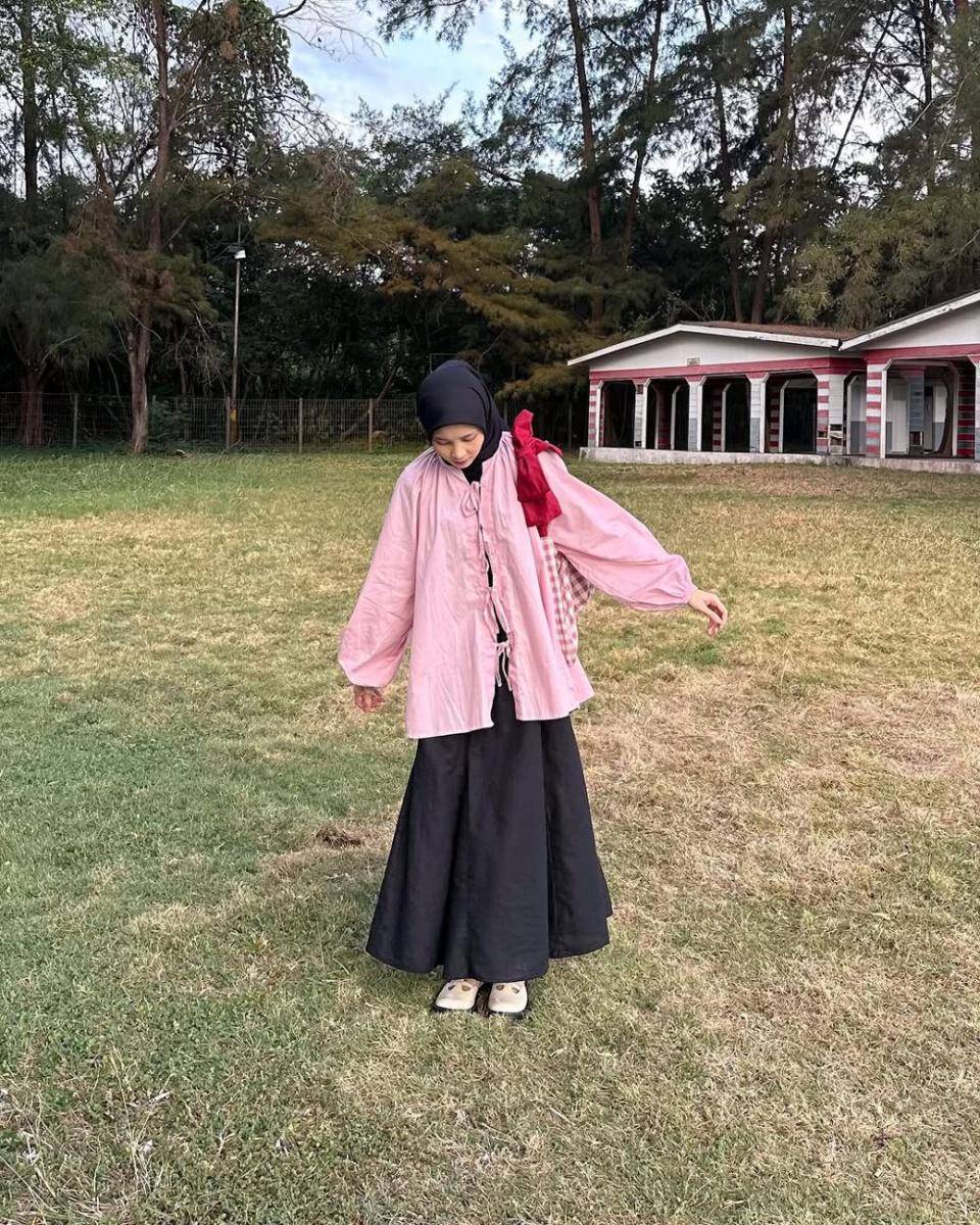 inspirasi outfit pergi ke pantai hijab ala influencer (instagram.com/aisni)