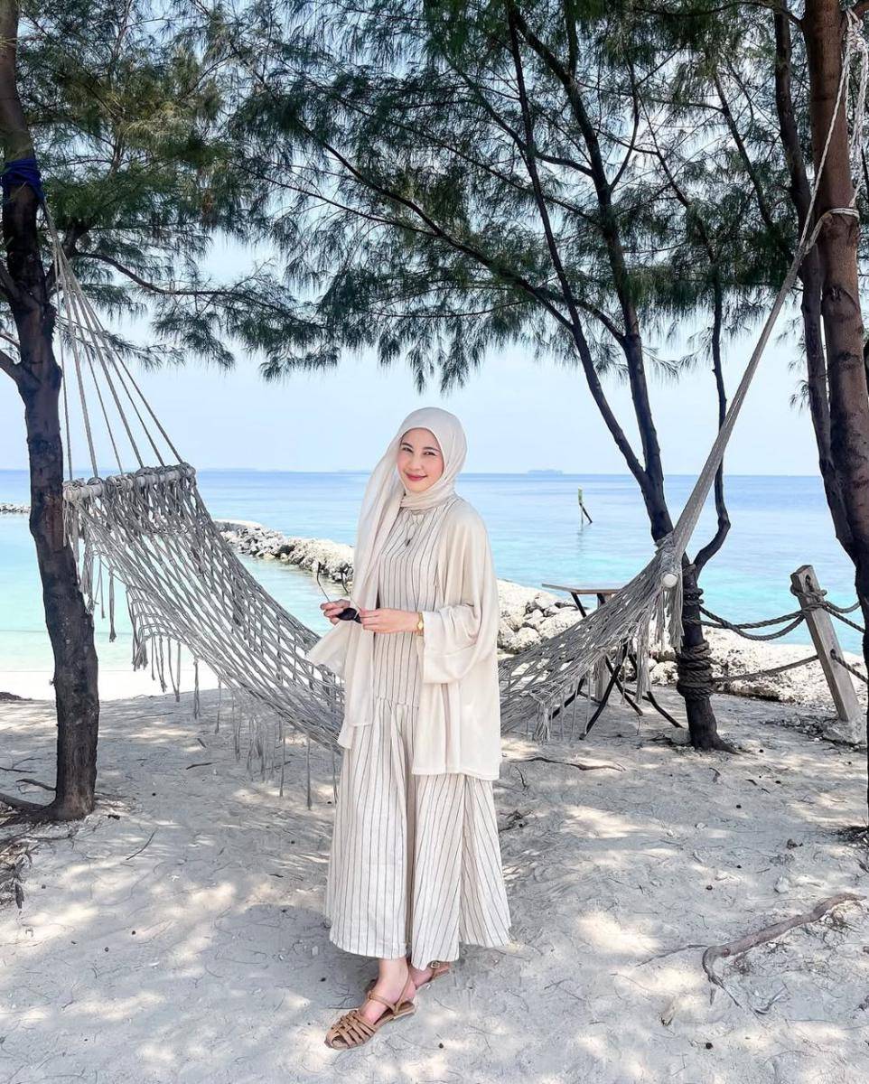 inspirasi outfit pergi ke pantai hijab ala influencer (instagram.com/aisni)