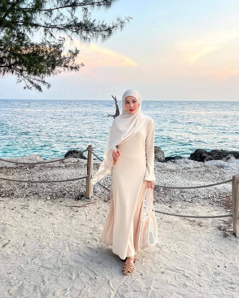 inspirasi outfit pergi ke pantai hijab ala influencer (instagram.com/aisni)