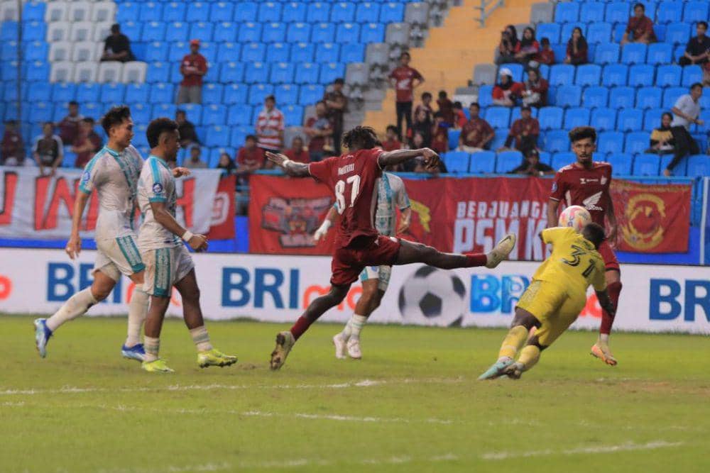 Salah satu momen laga pekan ke-19 BRI Liga 1 2024/2025 antara PSM Makassar versus PSBS Biak pada 18 Januari 2025. (Dok. Ofisial PSM Makassar/Agung Dewantara)