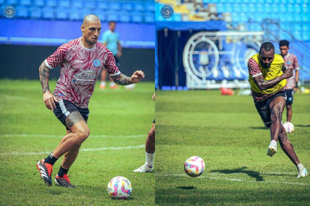 Pemain PSBS Biak, Ariel Nahuelpan (kiri) dan Yohanes Kandaimu (kanan), dalam official training di Stadion Batakan Balikpapan pada 17 Januari 2025. (Instagram.com/psbsofficial)