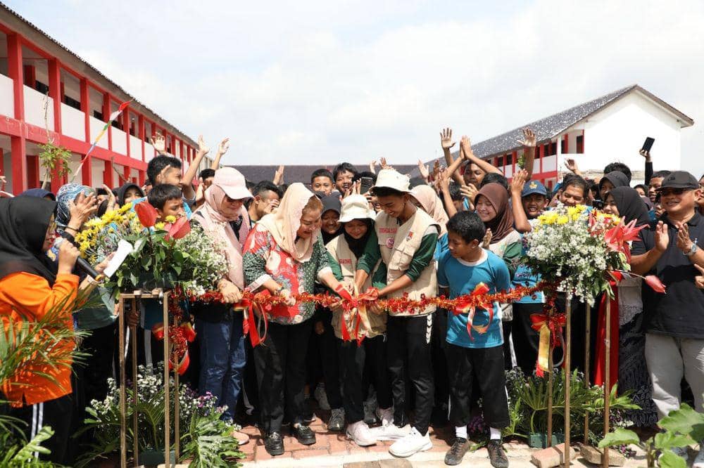 Wali Kota Semarang, Hevearita Gunaryanti Rahayu bekerja sama dengan Bank Jateng memberikan sejumlah bantuan pertanian berupa green house, rumah bibit, dan rumah kompos kepada SMP Negeri 16 Semarang, Jumat (17/1/2025). (dok. Pemkot Semarang)