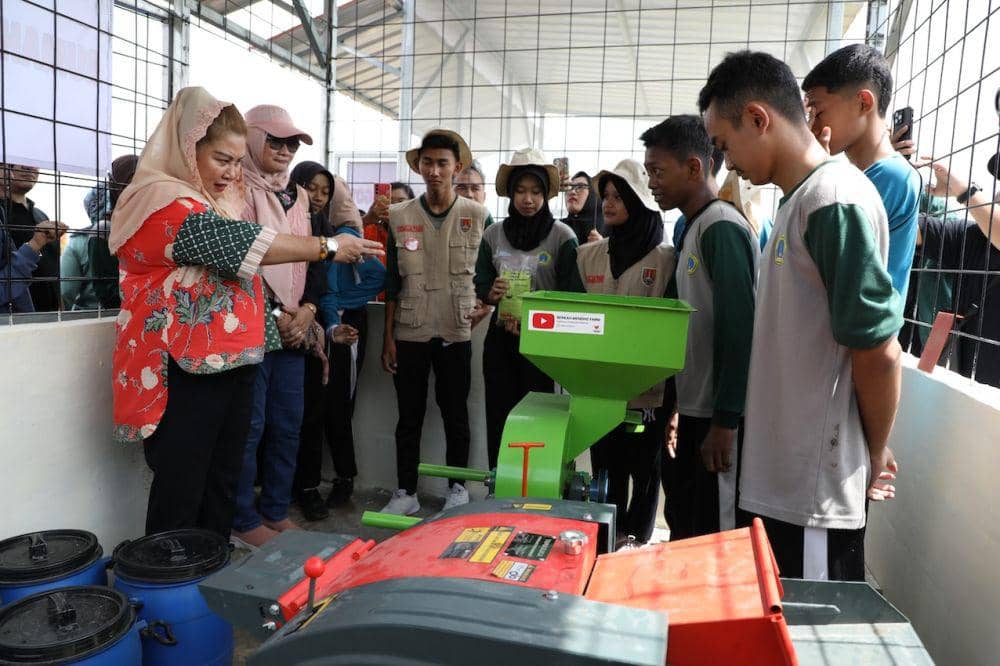 Wali Kota Semarang, Hevearita Gunaryanti Rahayu bekerja sama dengan Bank Jateng memberikan sejumlah bantuan pertanian berupa green house, rumah bibit, dan rumah kompos kepada SMP Negeri 16 Semarang, Jumat (17/1/2025). (dok. Pemkot Semarang)