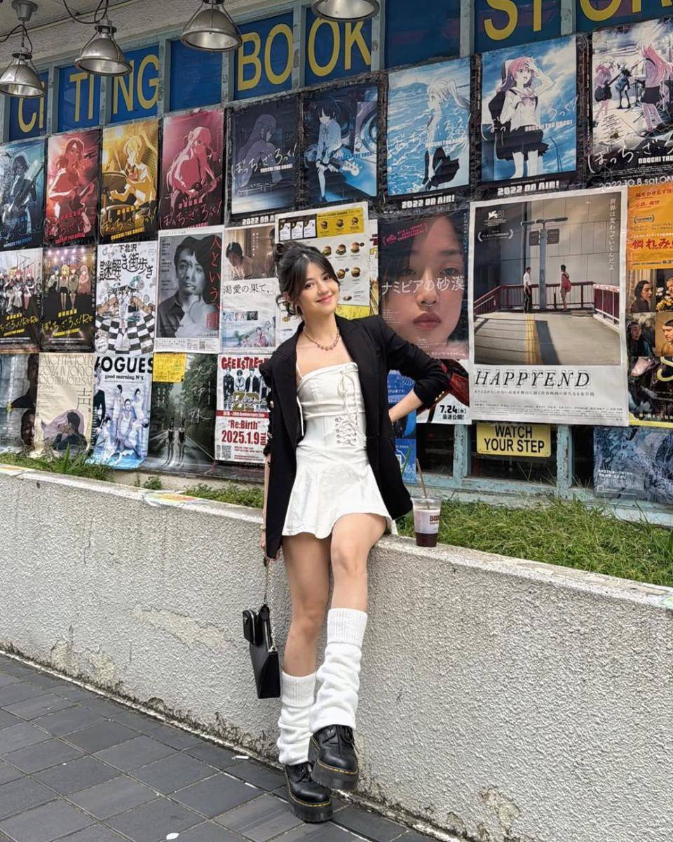 inspirasi outfit dengan sepatu boots ala Vonny Felicia (instagram.com/vonnyfelicia)