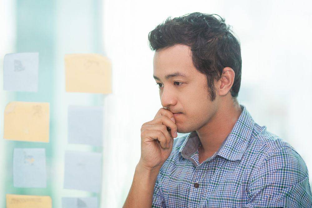 Ilustrasi berpikir. (freepik.com/katemangostar)