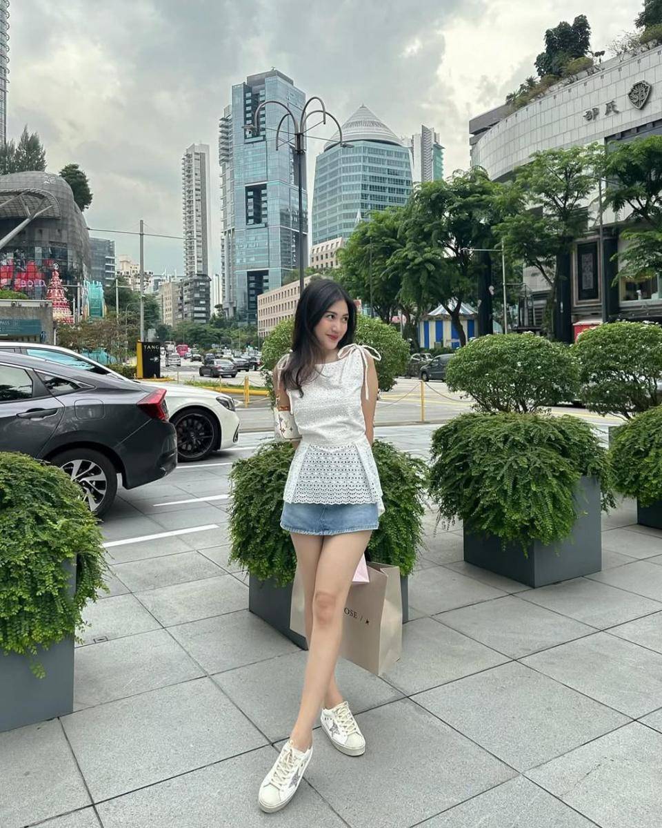 ide outfit liburan ala Shasa Zhania (instagram.com/shazhaniaa)