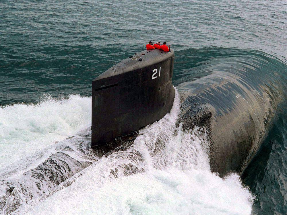 USS Seawolf (SSN-21), kapal selam pemimpin di kelas Seawolf saat sedang berlayar di lautan (commons.wikimedia.org/US Navy)