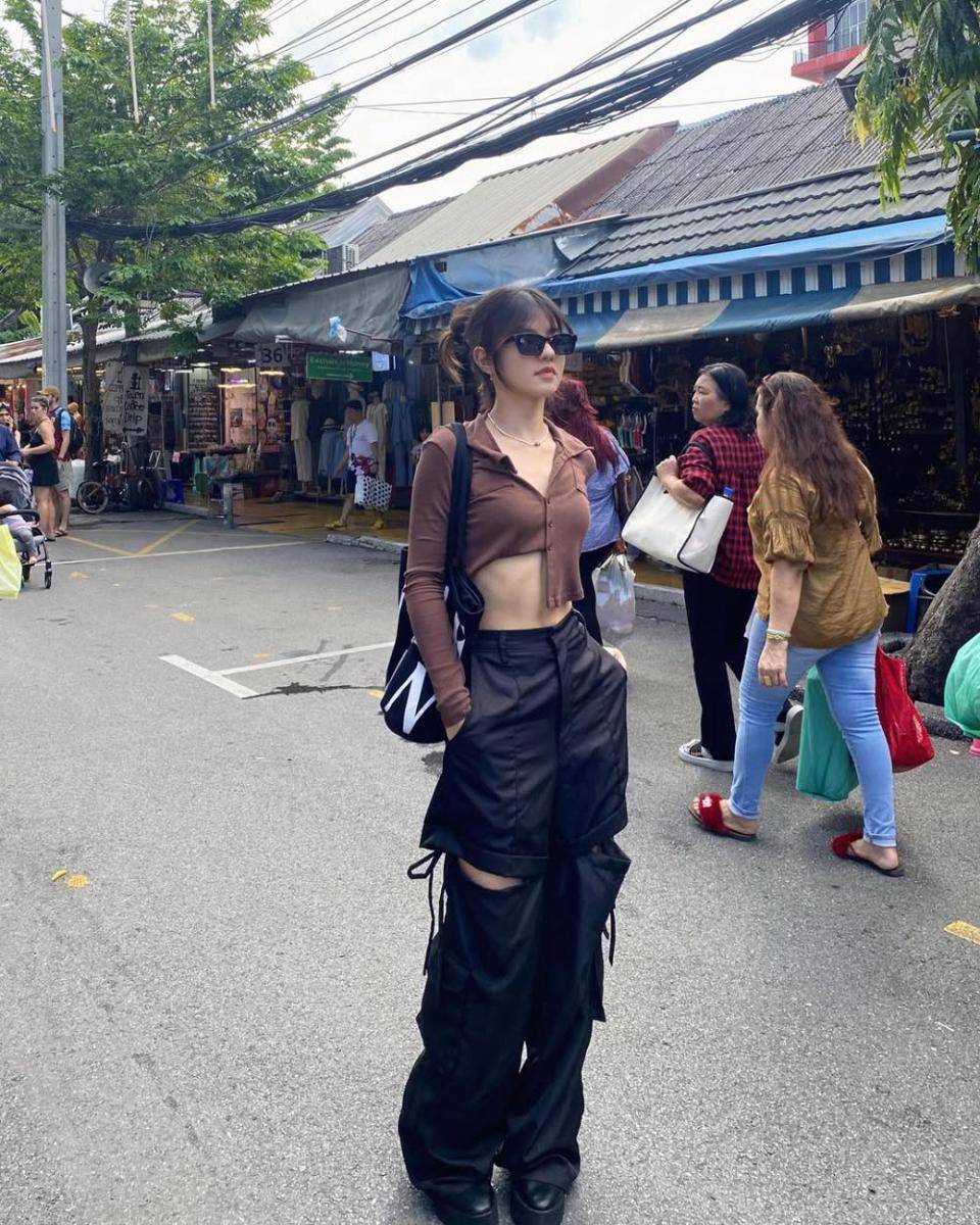 inspirasi outfit dengan sepatu boots ala Vonny Felicia (instagram.com/vonnyfelicia)