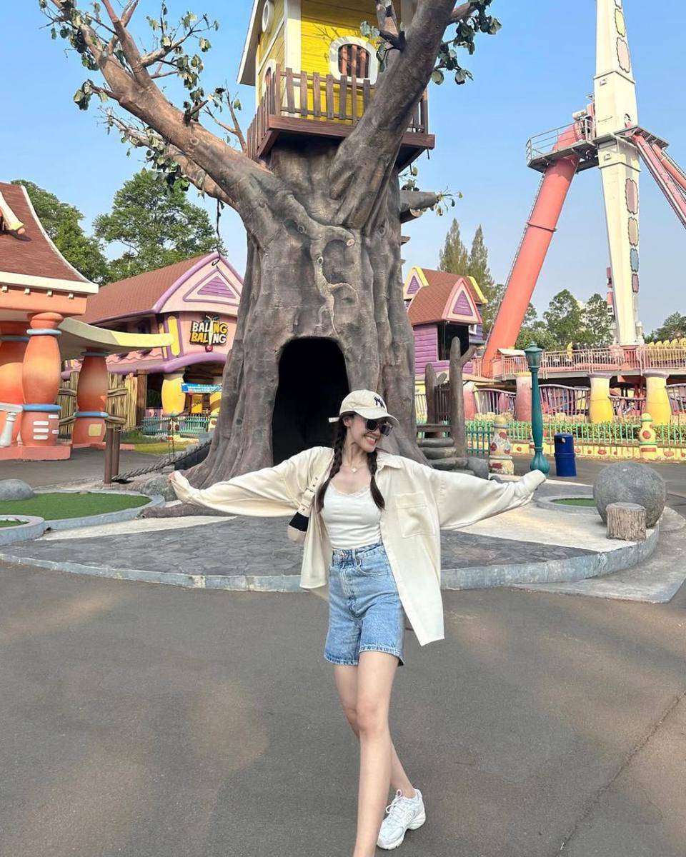 ide outfit liburan ala Shasa Zhania (instagram.com/shazhaniaa)