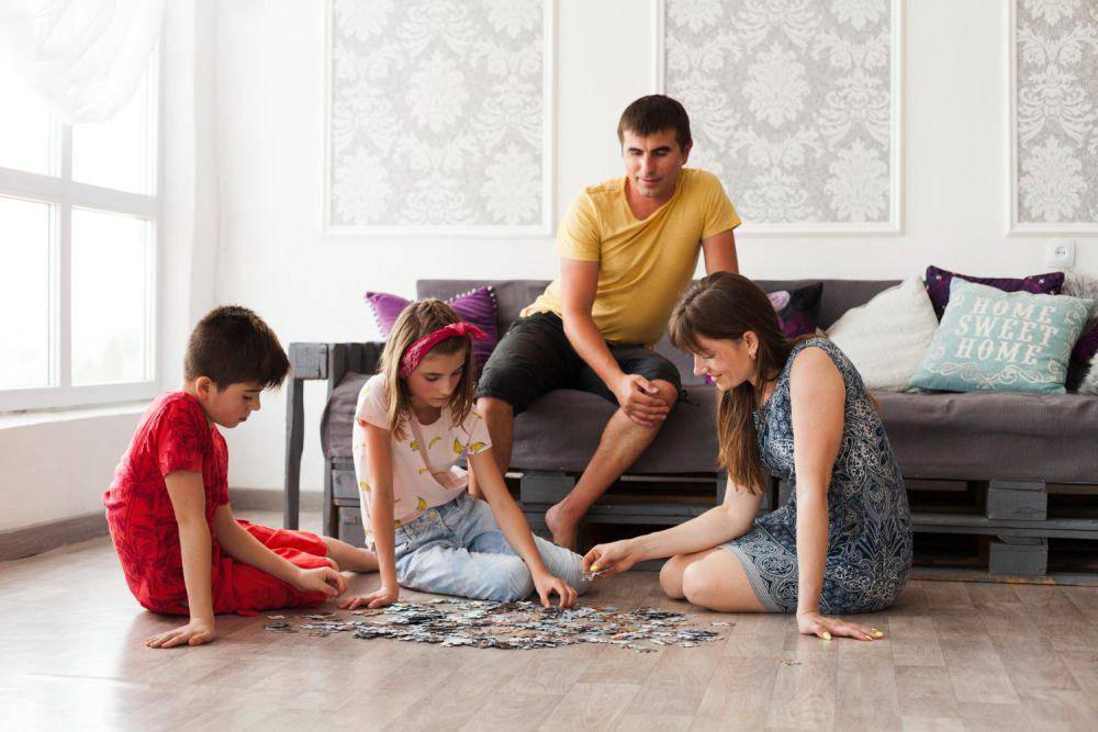 Ilustrasi menyusun puzzle (freepik.com/freepik)