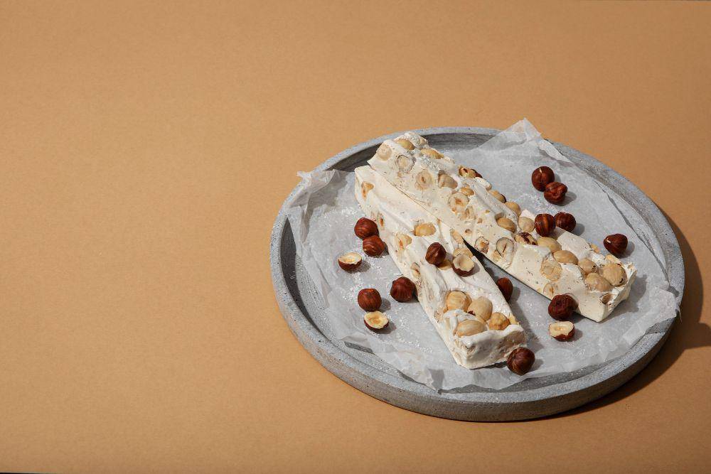 frozen yogurt bark (freepik.com/freepik)