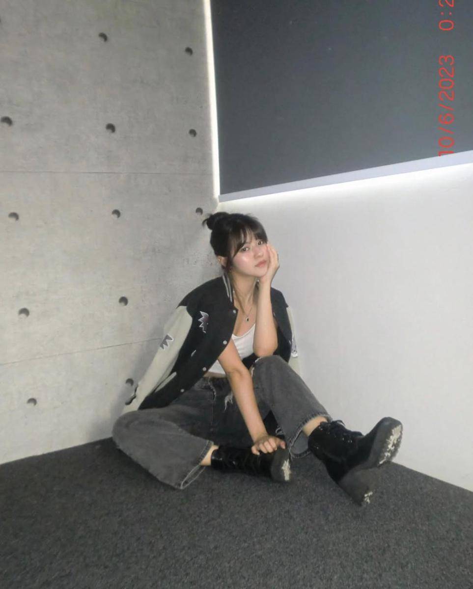 inspirasi outfit dengan sepatu boots ala Vonny Felicia (instagram.com/vonnyfelicia)