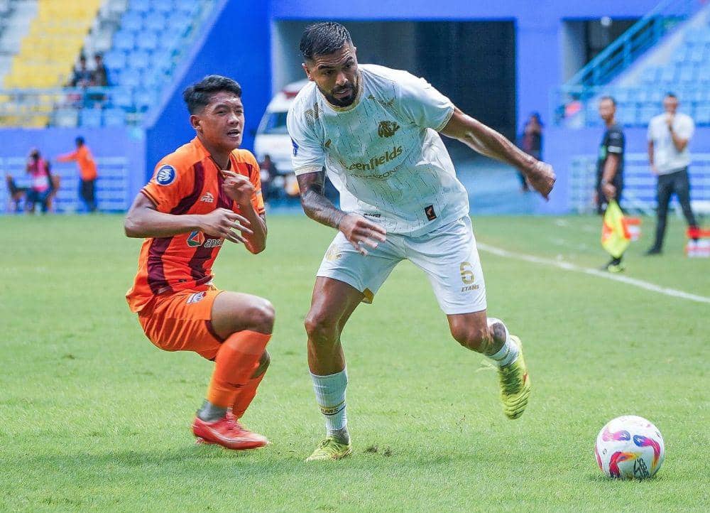 Pemain Arema FC, Julian Guevara (jersey putih) berdua dengan pemain Borneo FC, pada pertandingan Liga 1 di Stadion Batakan, Balikpapan, Minggu (19/1/2025) sore. (Dok. Facebook Arema FC)