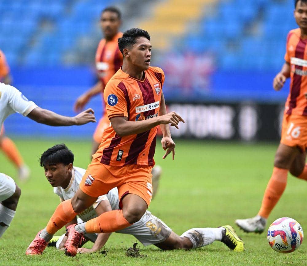 Borneo FC (jersey oranye) sukses menundukkan Arema FC, dengan skor 3-1, pada pertandingan pekan ke-19 Liga 1, di Stadion Batakan, Minggu (19/1/2025) sore. (Dok. Facebook Borneo FC)