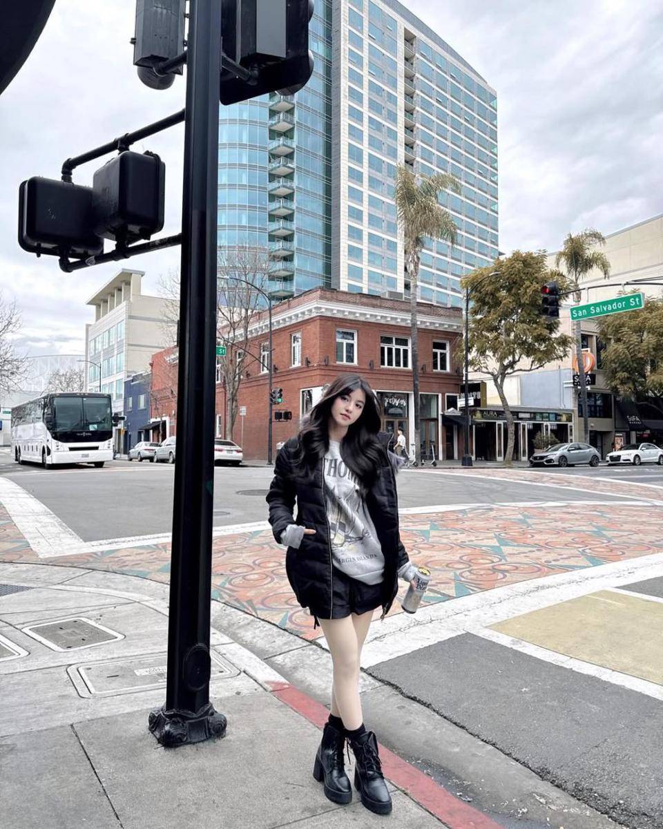inspirasi outfit dengan sepatu boots ala Vonny Felicia (instagram.com/vonnyfelicia)