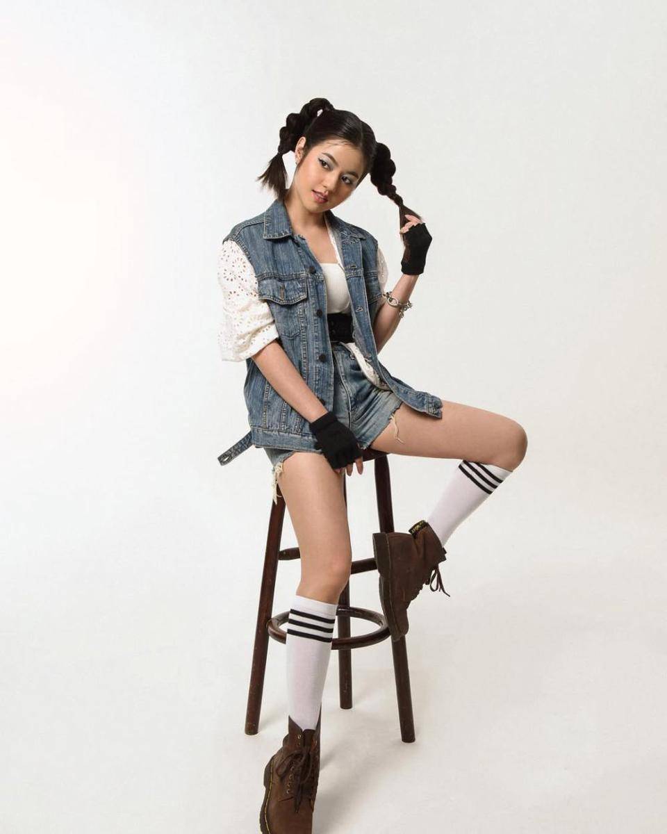 inspirasi outfit dengan sepatu boots ala Vonny Felicia (instagram.com/vonnyfelicia)